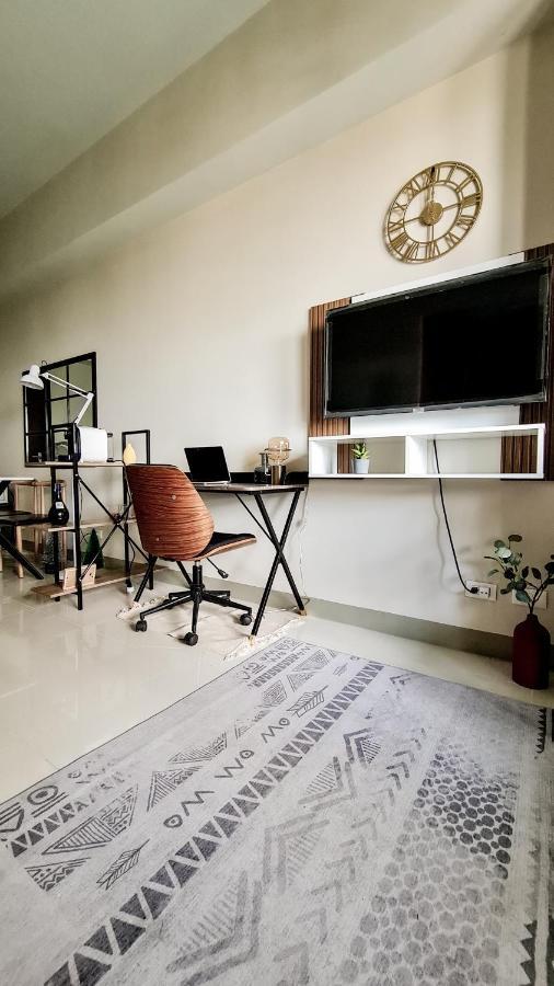 Luxe Bonifacio Global City Taguig Uptown Condo Hotel 1 Bedroom Suite エクステリア 写真